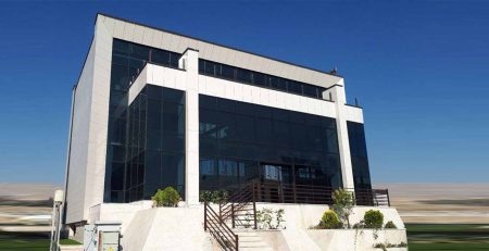 در نمای فریم لس سطح نما توسط پروفیل های فلزی شبکه بندی می شود و سپس فریم نما در داخل این شبکه ها قرار می گیرد.این فریم ها دارای لاستیک های مخفی هوابندی و آبندی می باشند که شیشه به آسانی روی آنها نصب می شود این فریم ها دارای رنگ های متعددی هستند.
