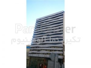 سبکی وزن. نصب سریع و آسان. استفاده از شیشه های دو وسه جداره. عدم انتقال تنش و لرزش سازه فلزی نما به شیشه. امکان بهره گیری از بازشو مخفی .