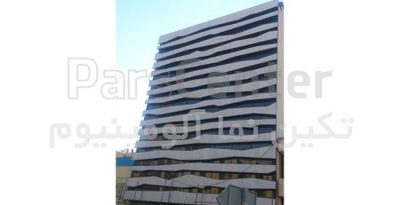 سبکی وزن. نصب سریع و آسان. استفاده از شیشه های دو وسه جداره. عدم انتقال تنش و لرزش سازه فلزی نما به شیشه. امکان بهره گیری از بازشو مخفی .