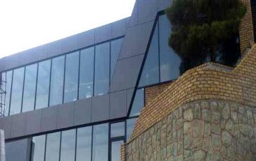 ایجاد سطح بصری یکنواخت شیشه, عدم محدودیت رنگ فریم, نصب آسان شیشه, دارا بودن واشر های مخفی جهت آب بندی, امکان اجرا به صورت تمام آلومینیومی,